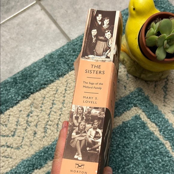 The Sisters: The Saga of the Mitford Family Book - Picture 4 of 8